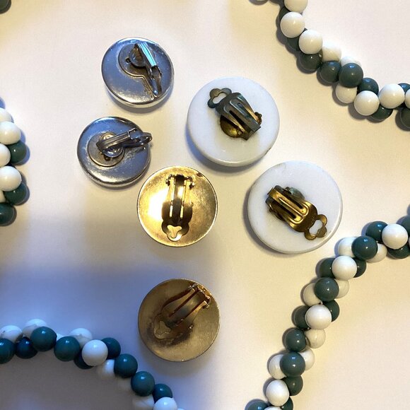 Vintage Costume Jewelry Green White Necklace + 3 Pairs of Clip-on Earrings - Picture 4 of 4